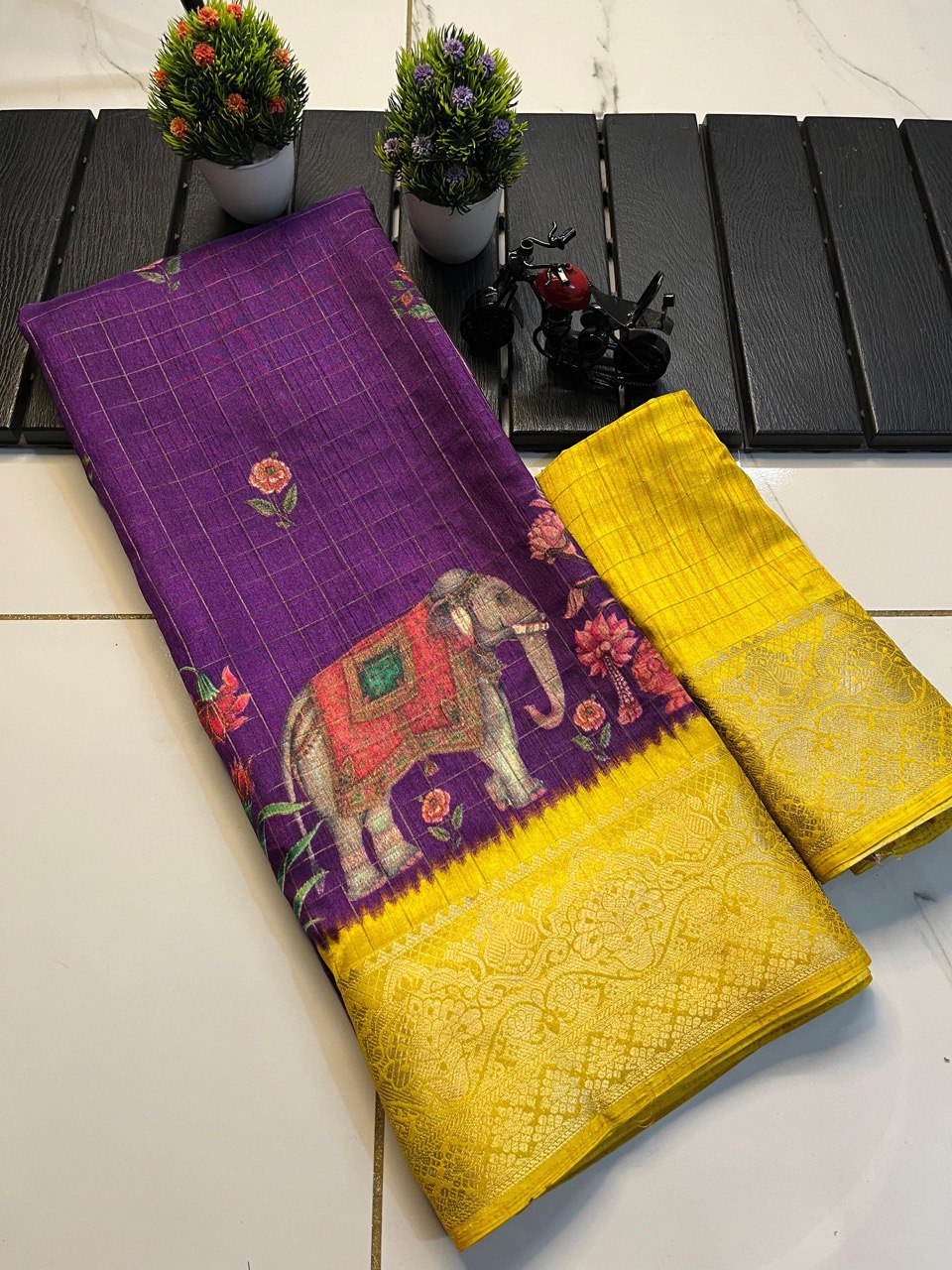 Antique Design Special Dola Silk Saree with Viewing Jari Checks & Jacquard