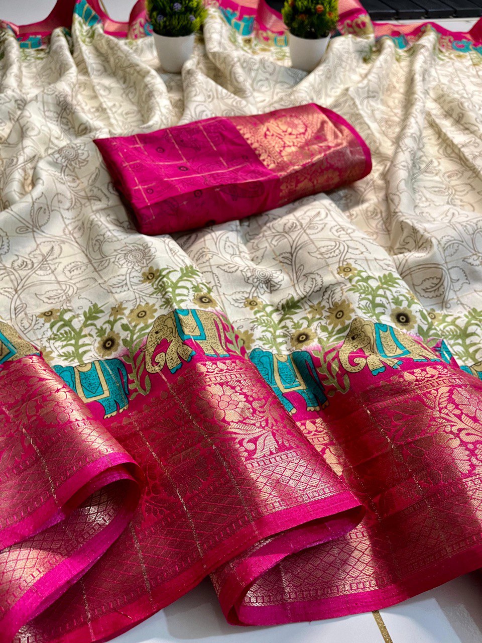 Antique Design Special Dola Silk Saree with Viewing Jari Checks & Jacquard Border