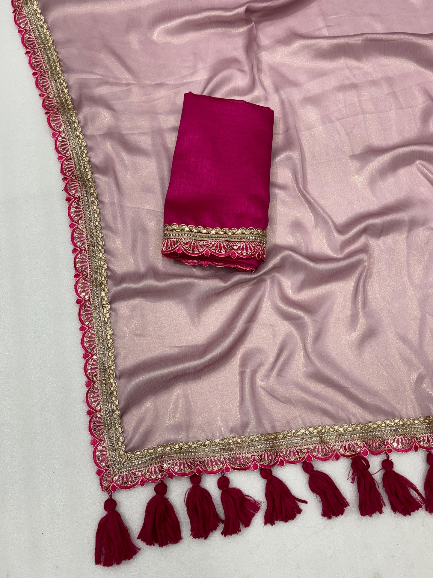 Chikorani – Shining Chiffon Saree with Fancy Lace Border