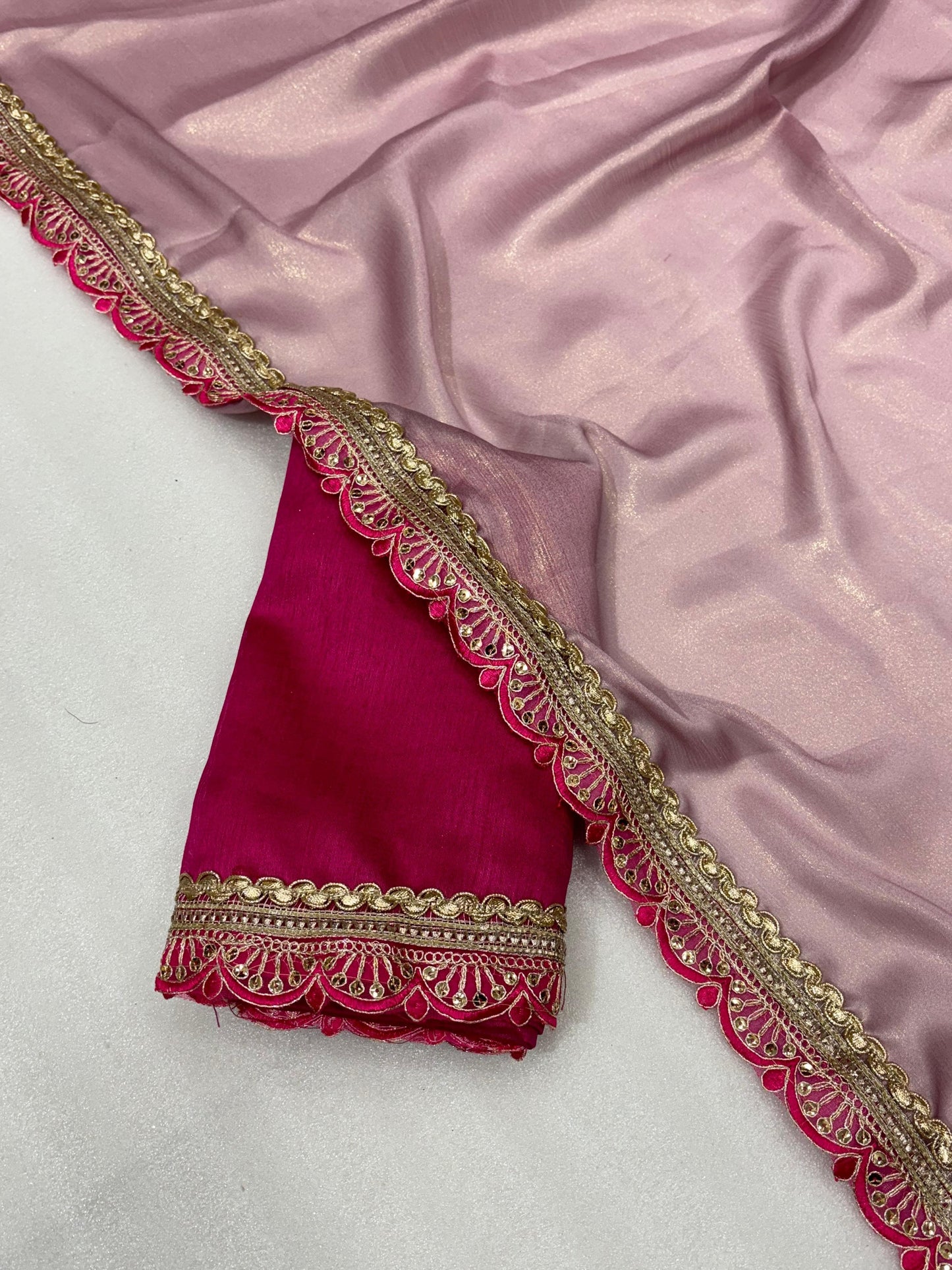 Chikorani – Shining Chiffon Saree with Fancy Lace Border